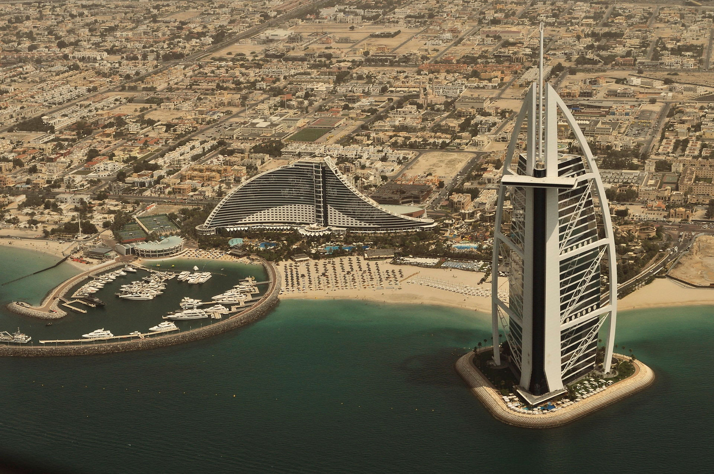 Flygfoto av Burj Al Arab och Jumeirah Beach i Dubai. (AI-genererad text)