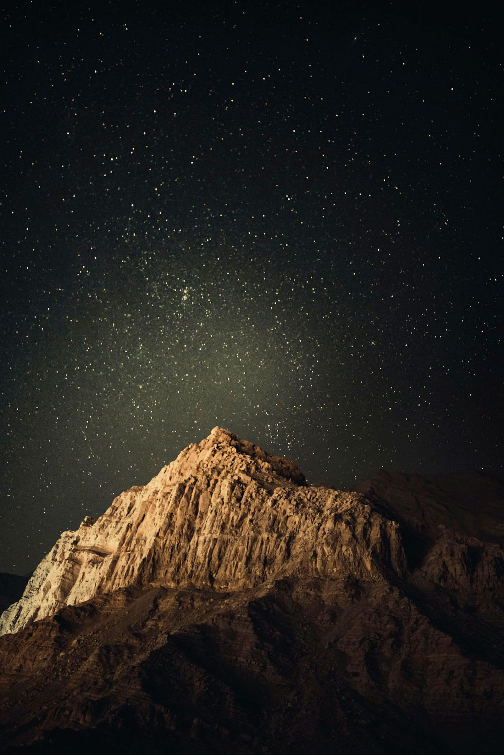 Berg under en stjärnhimmel på natten. (AI-genererad text)