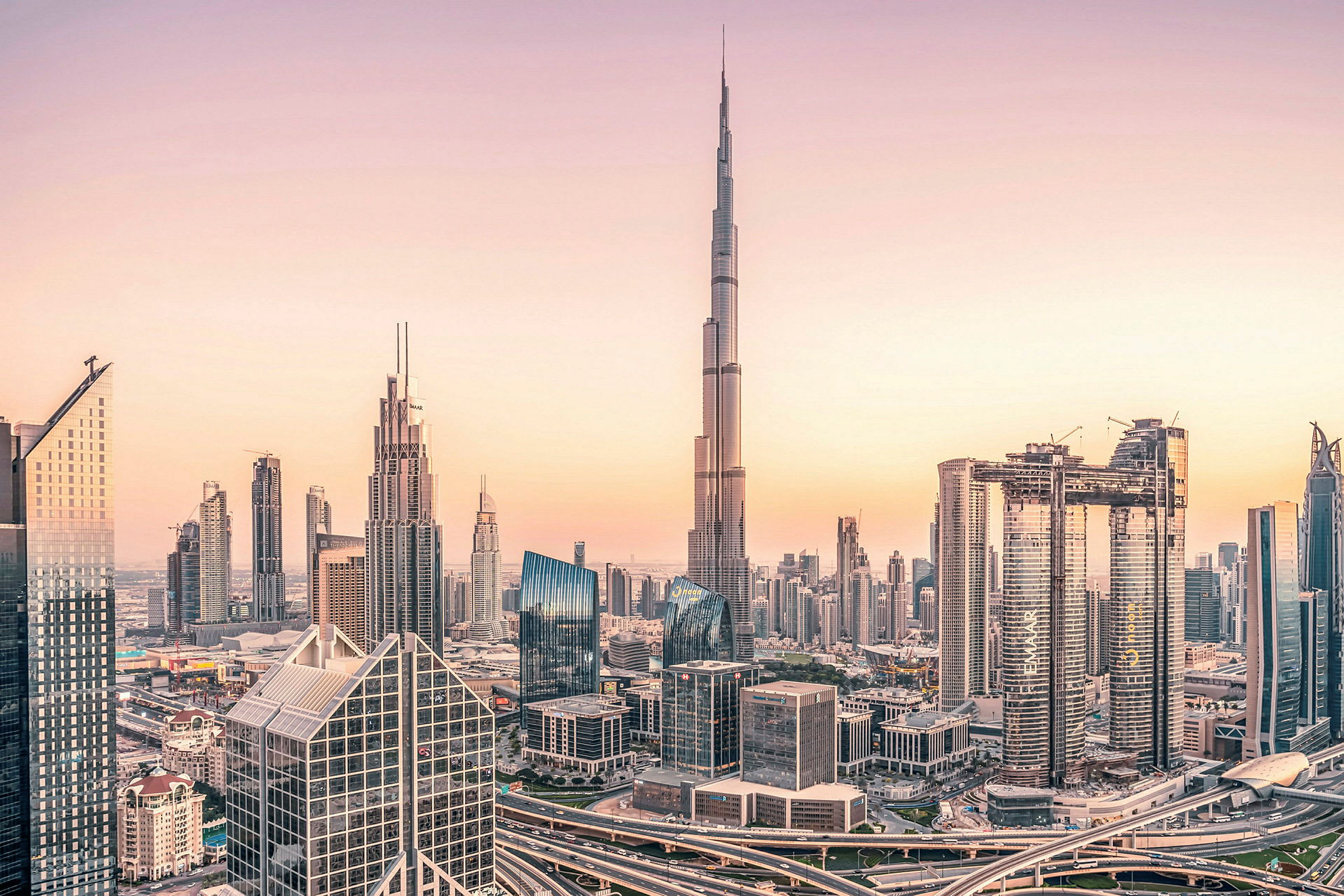 Vy över Dubais skyline med Burj Khalifa och moderna byggnader vid solnedgång. (AI-genererad text)