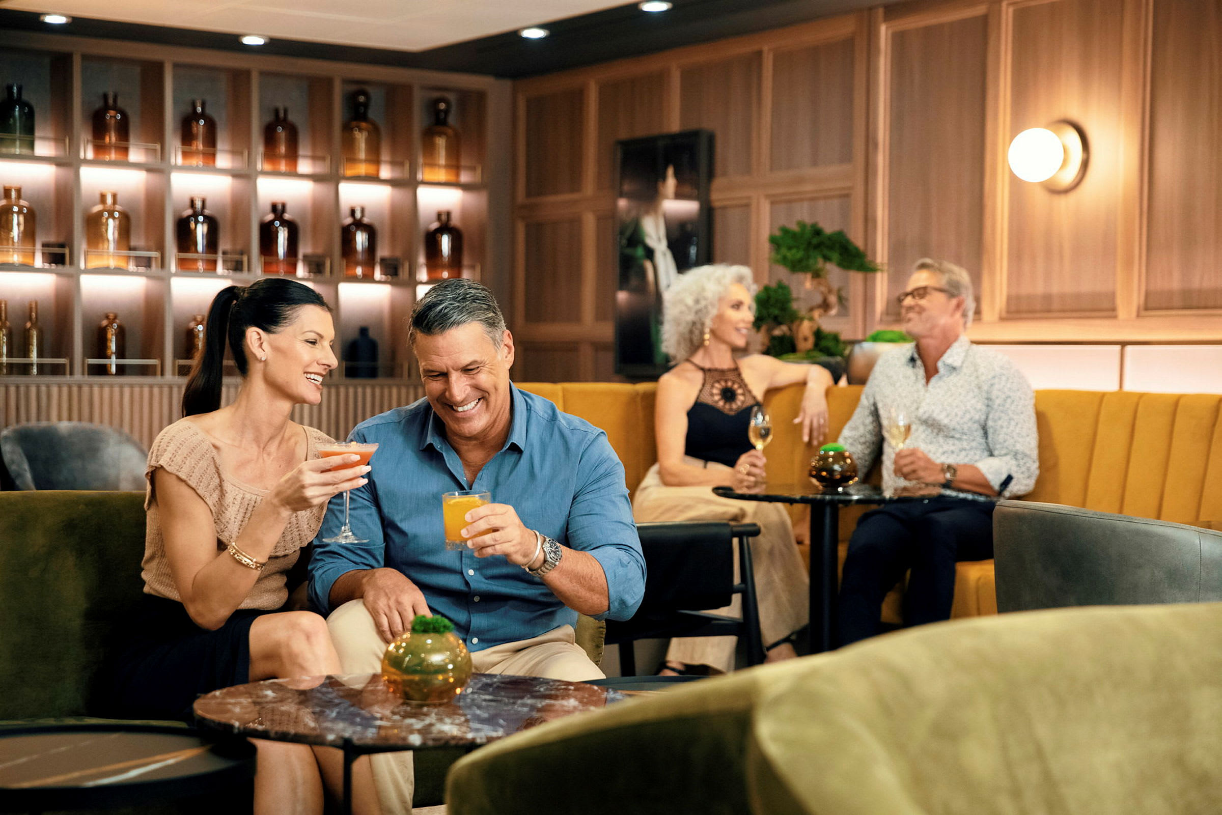 Personer sitter i en elegant lounge med drinkar på bordet. (AI-genererad text)