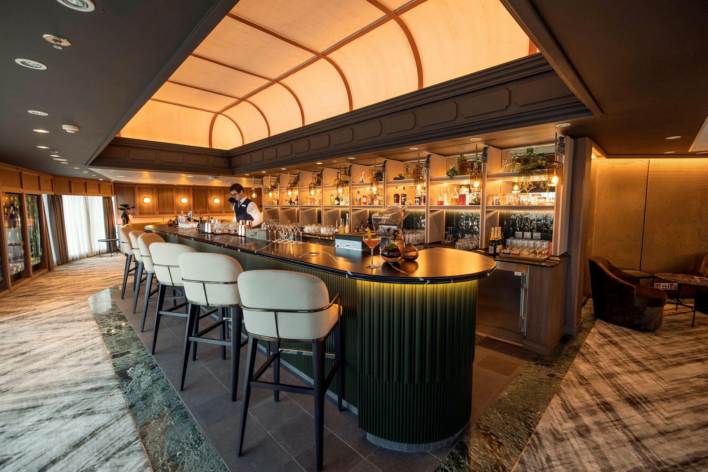 Elegant hotellbar med belysning och sittplatser. (AI-genererad text)
