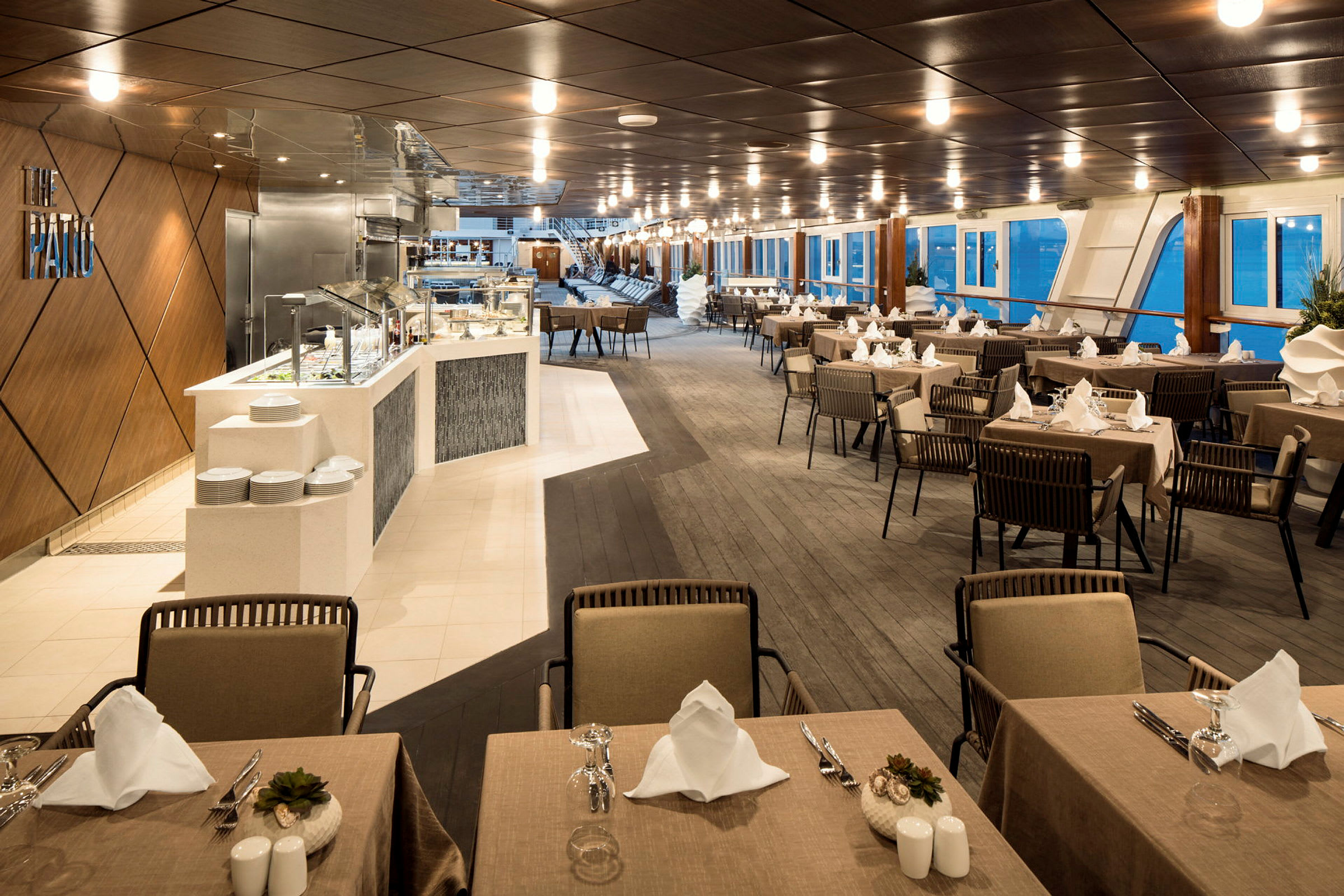 Restaurang med dukade bord och buffédisk. (AI-genererad text)