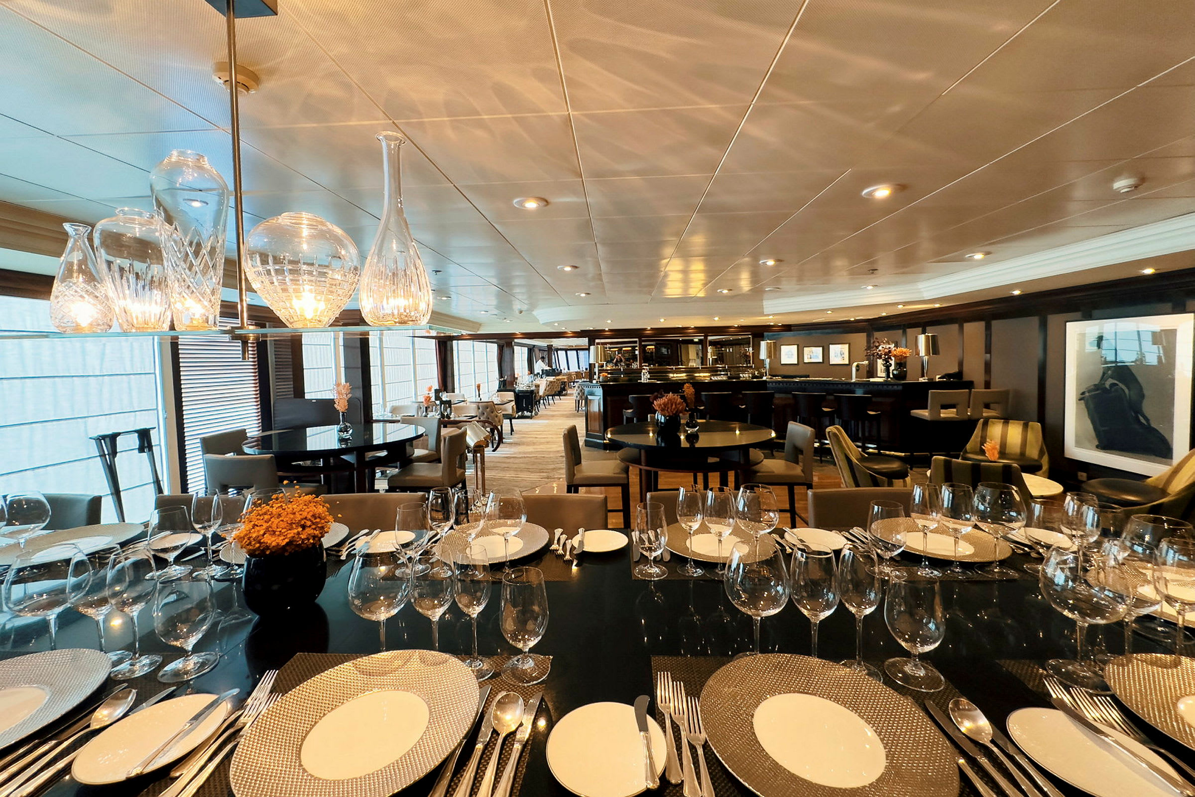 Ett stilfullt inrett restaurangutrymme med dukade bord och modern belysning. (AI-genererad text)
