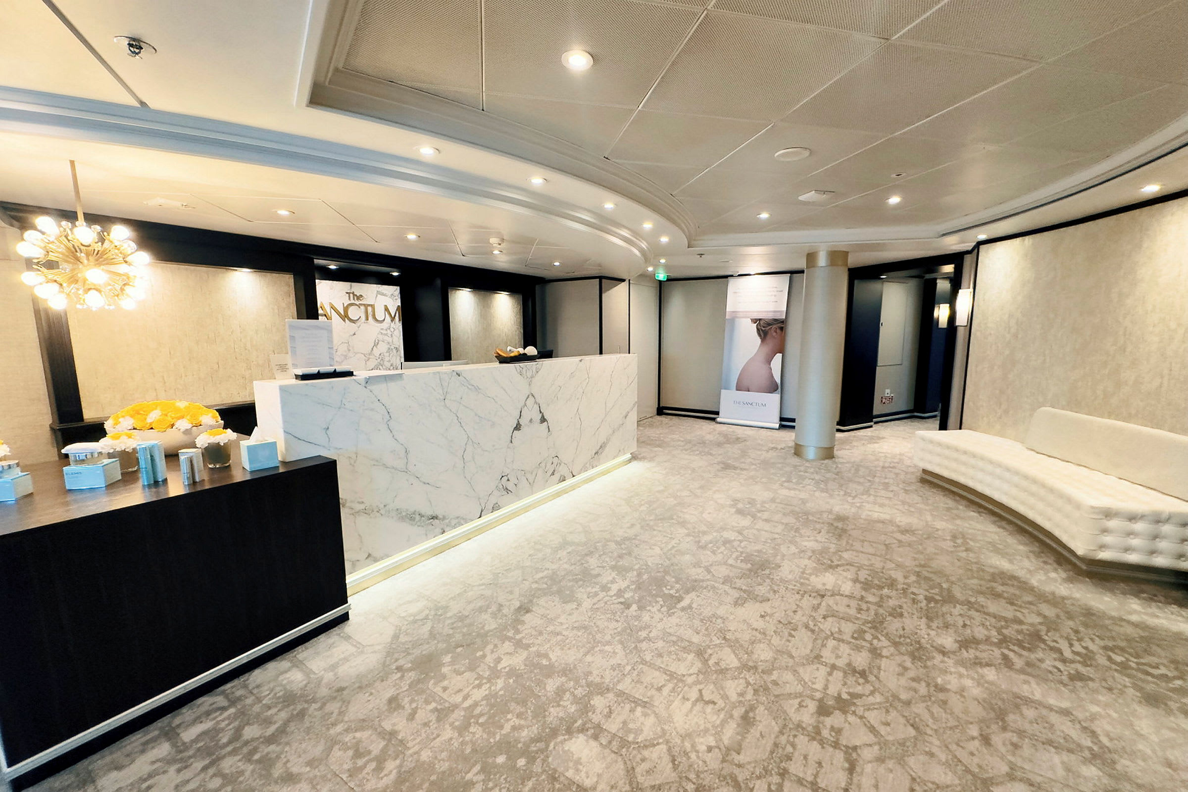 Reception med marmordisk och modern inredning. (AI-genererad text)
