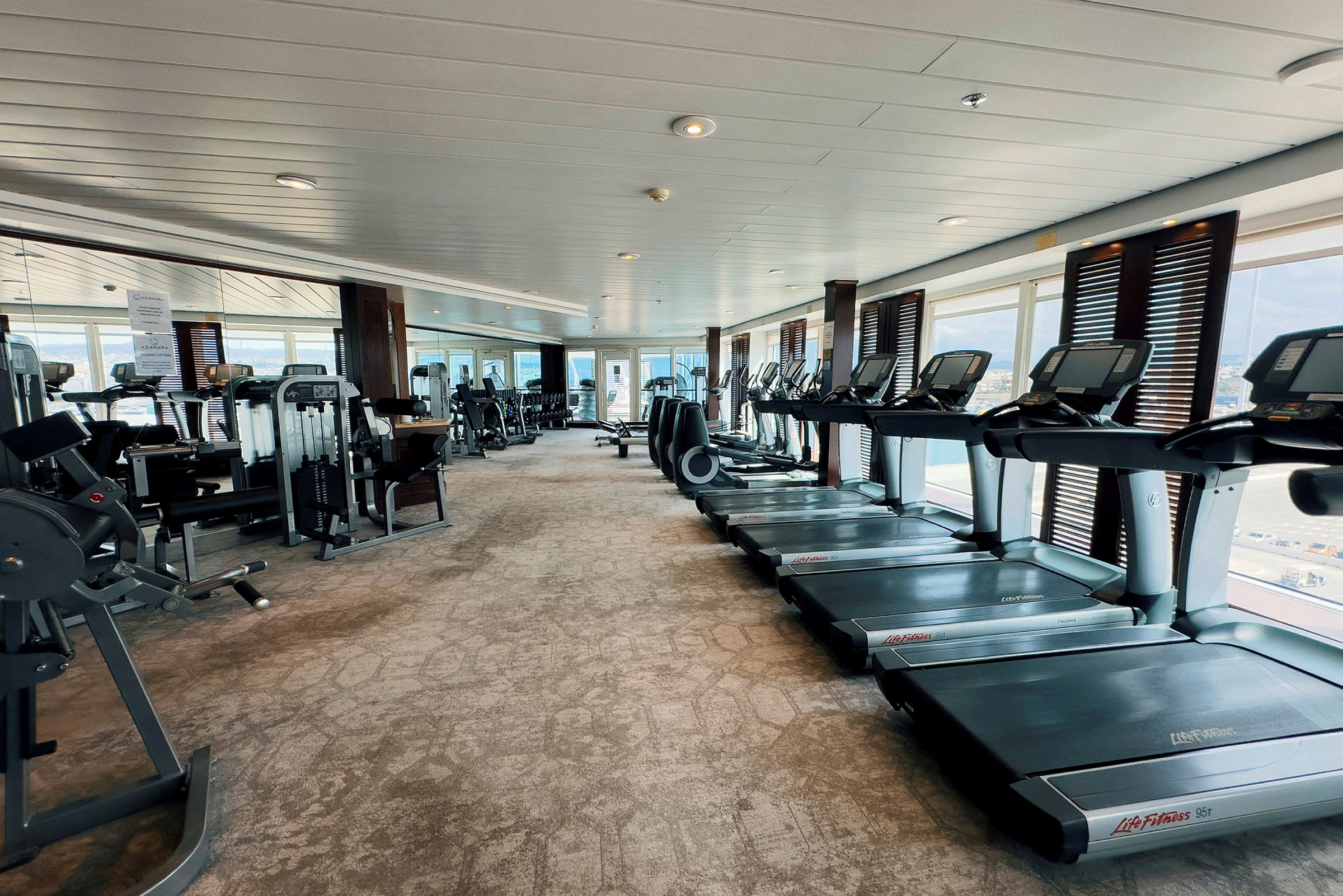 Gym med träningsmaskiner och löpband. (AI-genererad text)